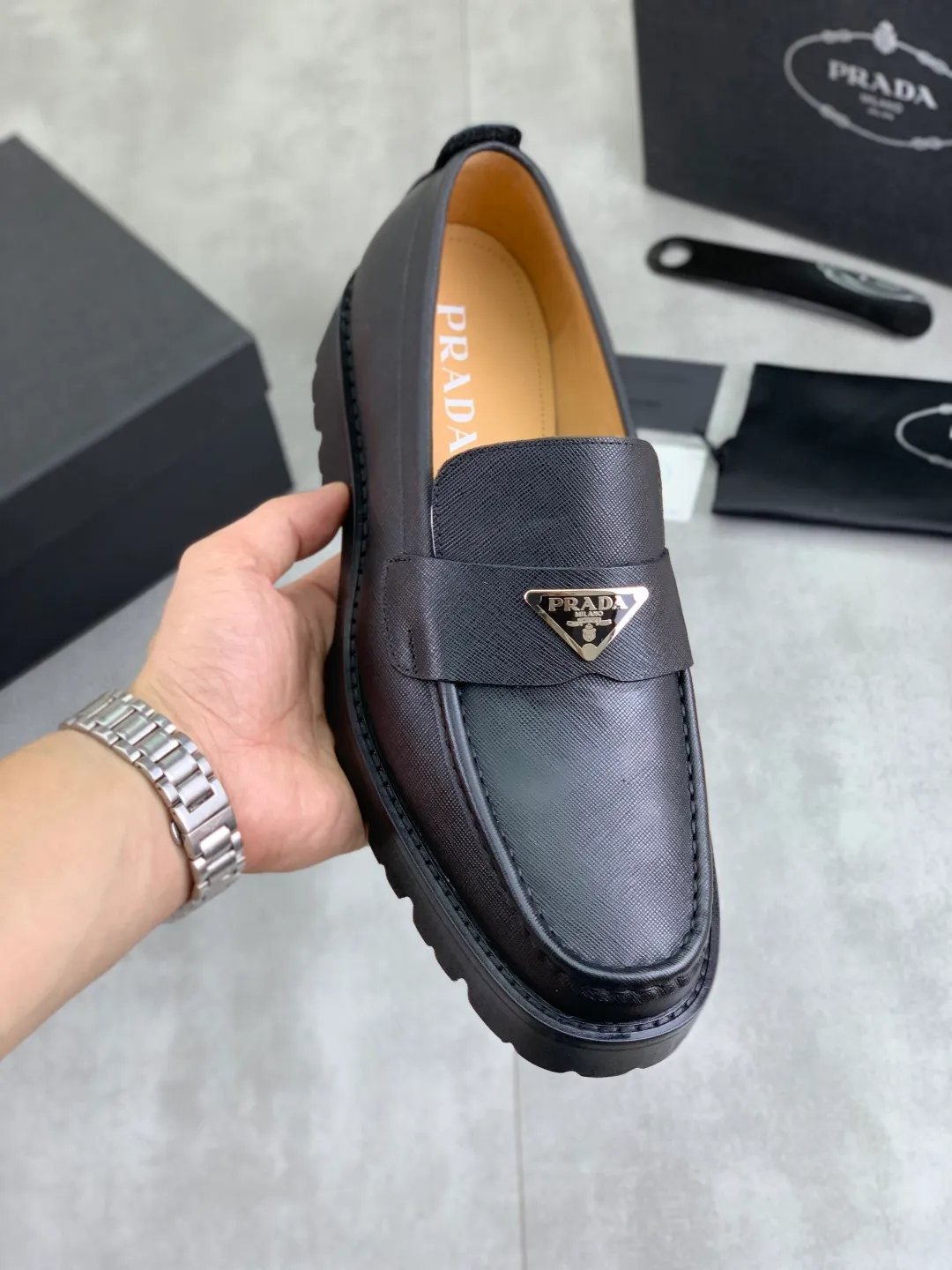 Men's shoes 💰P520 New PRADA Prada spring new casual leather shoes Original purchase, development and production Prada men's classic series, technical breathable fabrics with cowhide, casual sports shoes, casual shoes, sports dad shoes combine high-tech breathable materials and cowhide, P family exclusive button decoration on the side. The outsole is full of P italic design and bright colors to show vitality and continue the brand design inspiration. Stroll around the city lightly and feel free and comfortable. Delivered in exquisite packaging 🛍📦 ▪️Material: original customized calfskin with breathable material ▪️Inner lining: cowhide lining ➕cowhide feet ▪️Outsole: open-molded TPU rubber material ▪️Sole thickness: 3.5CM ▪️Size: Men's 38-44 (45 can be customized) Multiple colors available